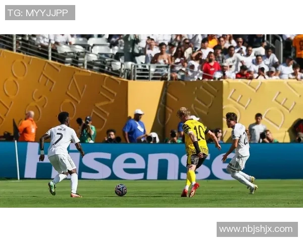 皇马不敌曼联，错失晋级欧冠四强，球迷怒斥主帅战术排兵败局