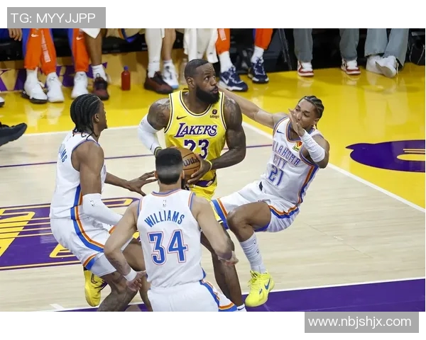 詹姆斯带伤砍下三双,领导湖人逆转太阳取胜 詹姆斯带伤砍下三双,领导湖人逆转太阳取胜